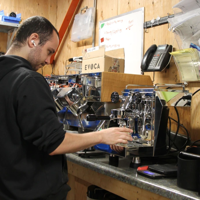 Image de technicien qui répare les machines à cafés